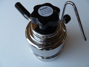 https://www.vincenzosonline.com/userContent/ecom/products/5496F72F-FB1A-1062-A935-445581200394/finals/CoffeeMake_Bellman%20Steamer%20CX%20255.jpg